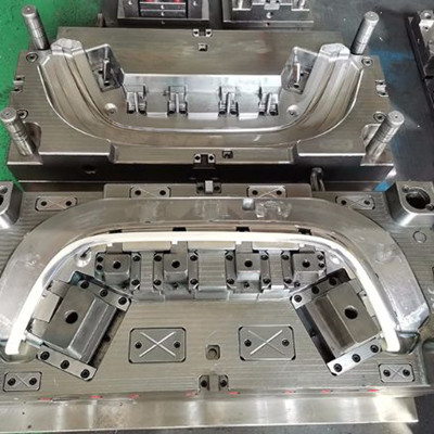 car mold by column type edm